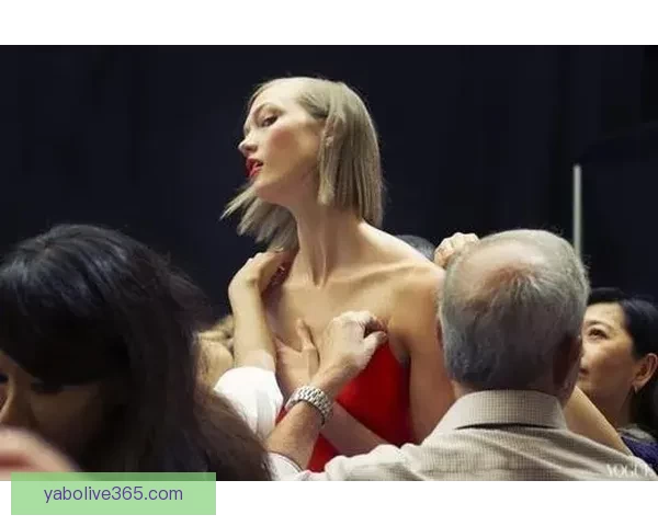 范德比尔特戏弄东契奇要求穿自己衣服戴金链 在更衣室走秀一番