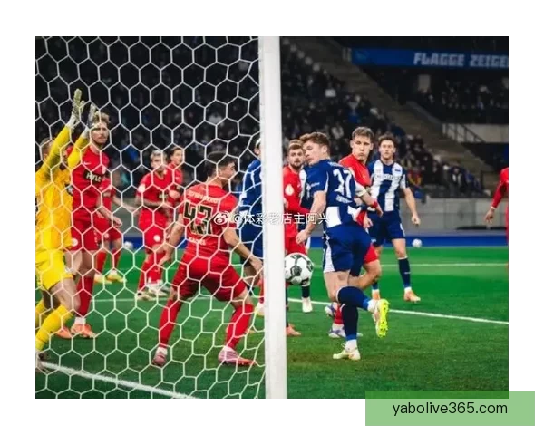 德累斯顿与赫塔球迷互掷烟火致比赛中断20分钟双方冲突引发赛场混乱